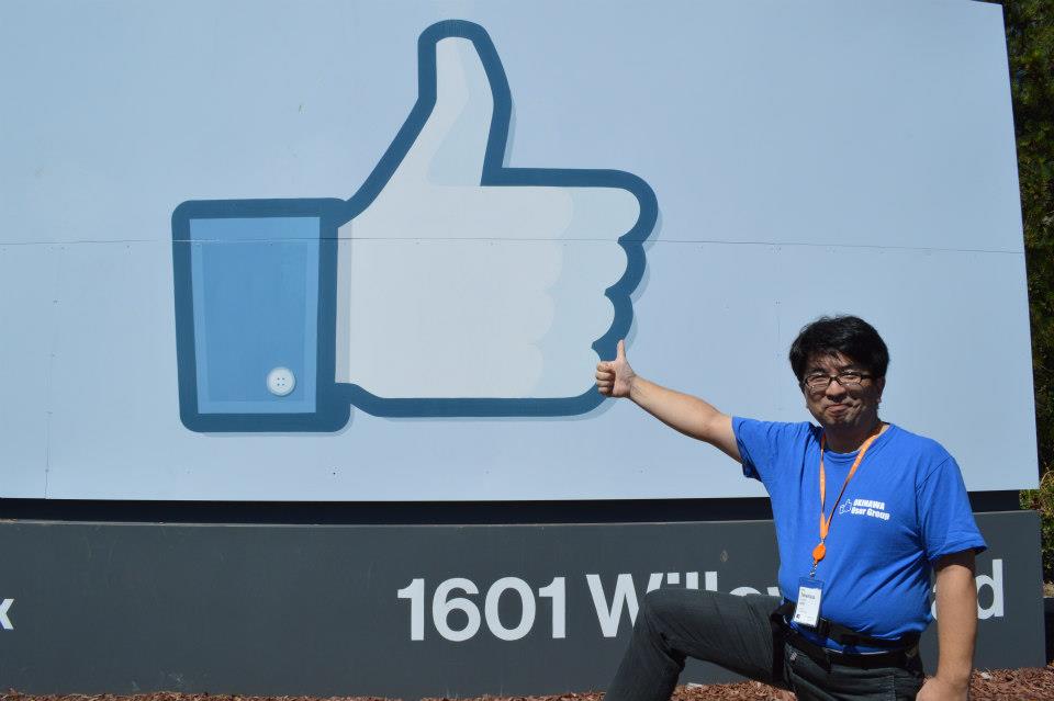 Facebook本社前にて
